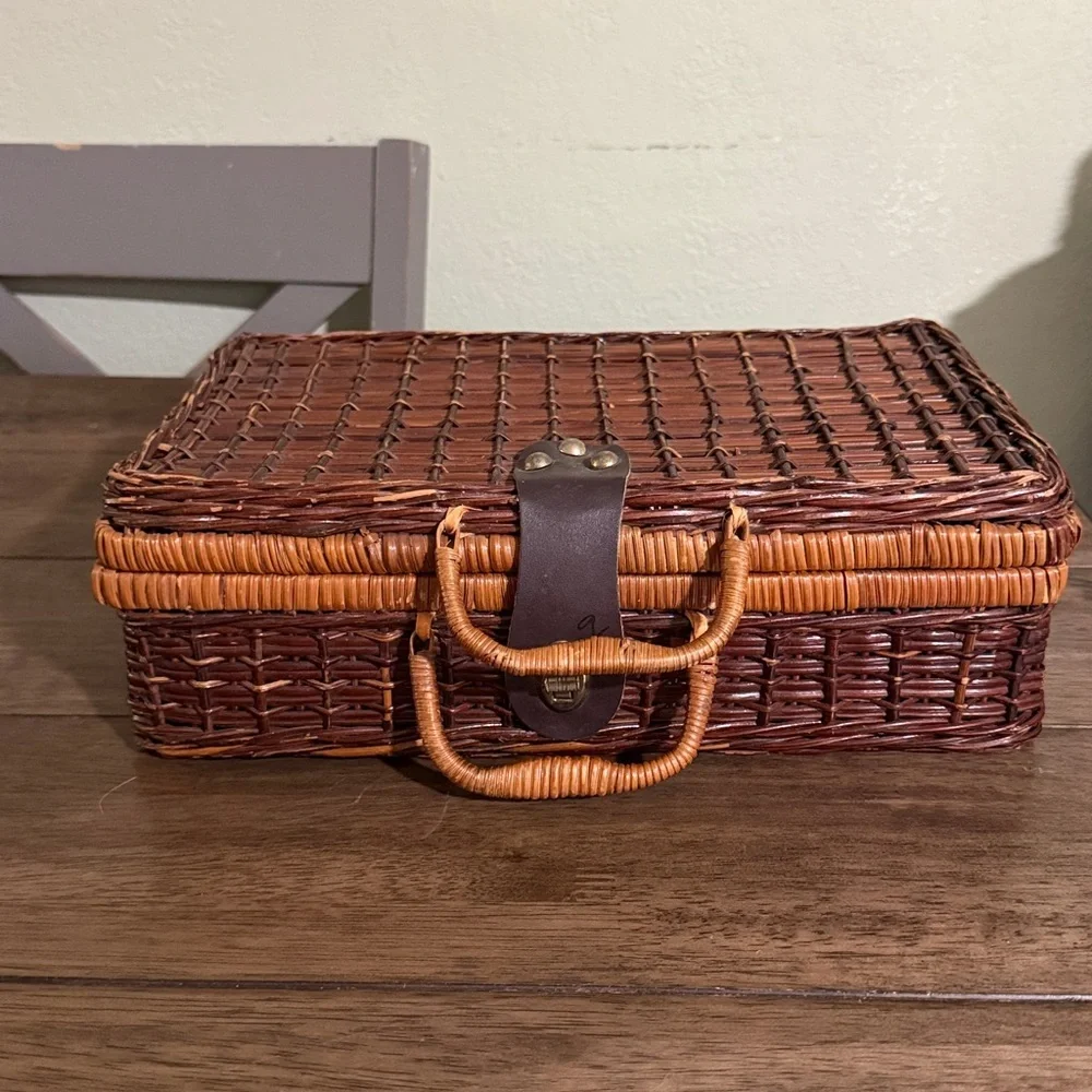 Picnic portable treasure display case storage brown medium